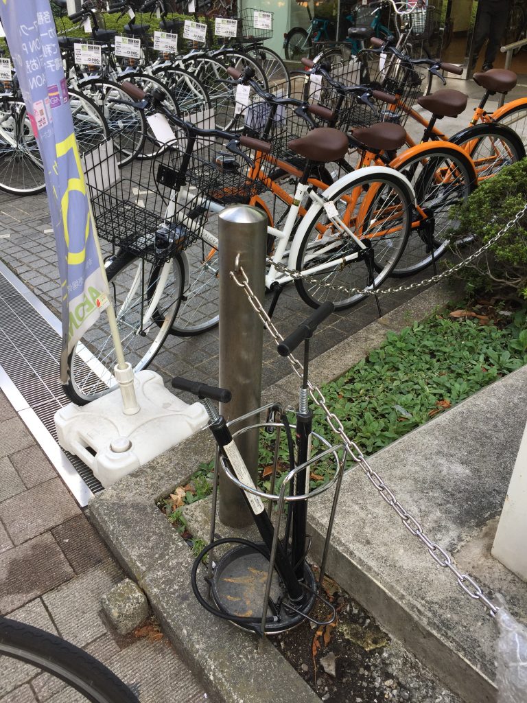 西葛西のイオンバイクの空気入れ