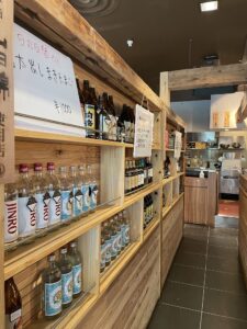 やきとん一粋家西葛西店の店内のボトルキープの棚